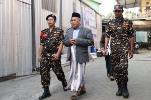 KH Marzuqi Mustamar dikawal banser menuju pengajian